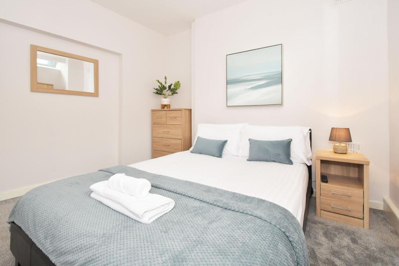 Wistaston House By Yourstays 5 Double Bedrooms And 2 Bathrooms, Great For Groups! Book Now! Кру Экстерьер фото
