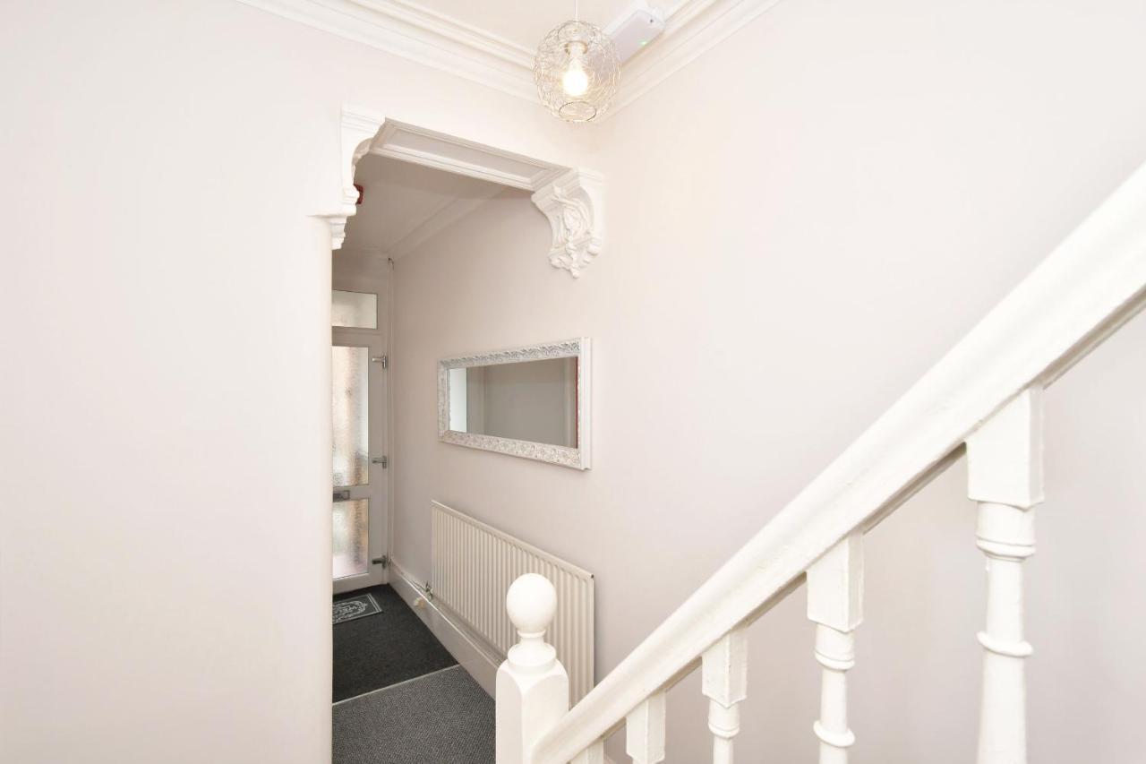 Wistaston House By Yourstays 5 Double Bedrooms And 2 Bathrooms, Great For Groups! Book Now! Кру Экстерьер фото